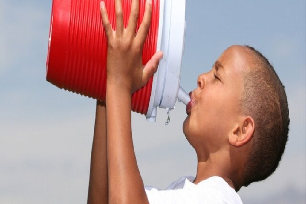 هوش مصنوعی در هر بار چت کردن یک بطری آب می‌نوشد